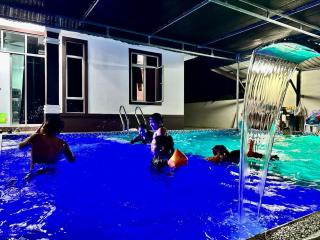 Kolam Besar dengan Privasi di Nel Homestay - 4