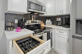 The Farmhouse Spacious, Moo-tiful Haven by RVA! - Warwick - 1