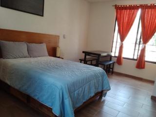 Hermoso Loft en Morelia a 15 minutos del centro, rodeado de avenidas principales que conectan a Morelia, el Loft cuenta con cocina equipada, baño completo, cama matrimonial, TV, wifi - Morelia - 0