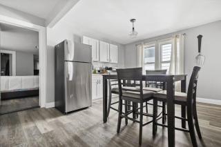 Spacious 4BR 2BA Minutes from the Falls & Casino - Niagara Falls - 4