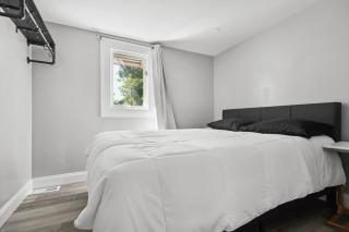 Spacious 4BR 2BA Minutes from the Falls & Casino - Niagara Falls - 2