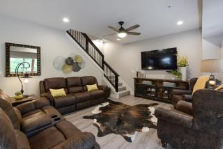 Livin' The Dream- Indoor Outdoor pool & Private Hot Tub - 9