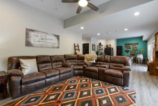 Livin' The Dream- Indoor Outdoor pool & Private Hot Tub - 3