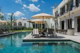 Luxury Getaway: Pool, jacuzzi & private balcony - 9