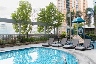 Cubao Manhattan Heights Residential Condo TB30N - High Floor Studio with Balcony City View, Pool, Netflix, 5-Min Walk to the Araneta Coliseum Gateway Mall SM - Staycations by SMS - Manila - 5