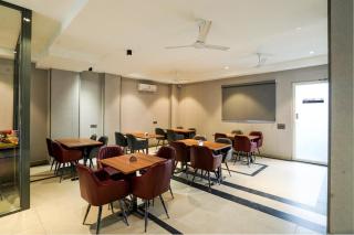 Lime Tree Hotel Y Stays near Greater Noida Expo Mart - Greater Noida - 4