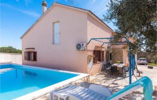 Awesome Home In Tinj With Jacuzzi - Tinj - 9