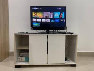 Cozy Shaftsbury high floor king bed free parkin wifi and netflix 1311 - 5