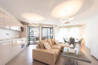 3-Br Apartment with Pool Parking & Beaches 100m away - 0