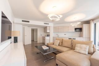 3-Br Apartment with Pool Parking & Beaches 100m away - 6