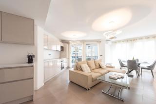 3-Br Apartment with Pool Parking & Beaches 100m away - 4