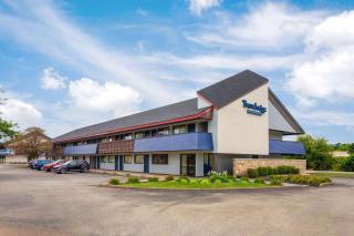 Travelodge by Wyndham Peoria - Peoria - 9