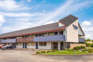 Travelodge by Wyndham Peoria - Peoria - 8