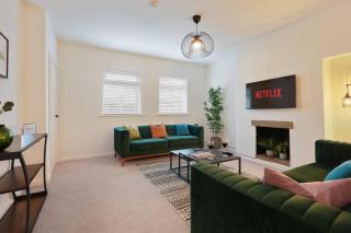 The Lodge - comfortable, stylish, 3 bedroom home with 3-6 beds near Utilita Arena - free parking - 6