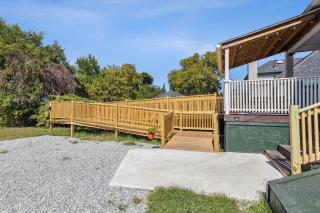 Meerkat Manor- 5 Min Drive to CLE Clinic - 3