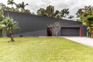 Villa Nava Chic Pool Oasis, Steps from the Beach - Port Douglas - 0