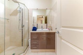 Morden Elegant 4 Bedroom House - Broadview - 1