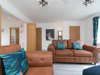 Pass the Keys Modern Home with Hot Tub - Brynteg - 5