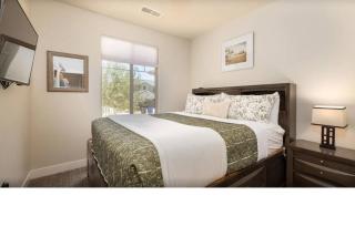 Spacious 5 bedroom house with pool access! - 9
