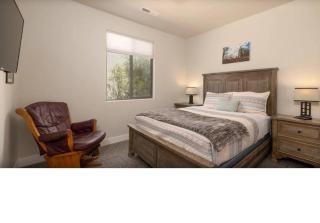 Spacious 5 bedroom house with pool access! - 2