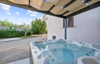 Awesome Home In Tinj With Jacuzzi - Tinj - 9
