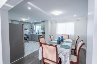 Chic and Cozy 5 Bedroom House - Brampton - 6
