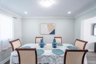 Chic and Cozy 5 Bedroom House - Brampton - 5