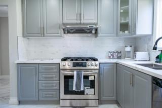Chic and Cozy 5 Bedroom House - Brampton - 3