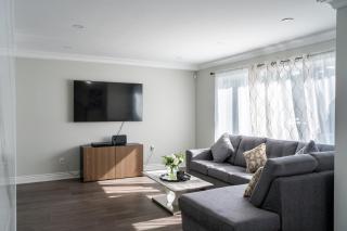 Chic and Cozy 5 Bedroom House - Brampton - 8