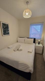 Modern Comfy 3 Bed Home - Free 2 space driveway and free road parking - 1