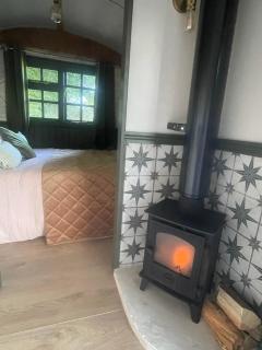 Shepherds Hut Farm Stay - The Nest - 7