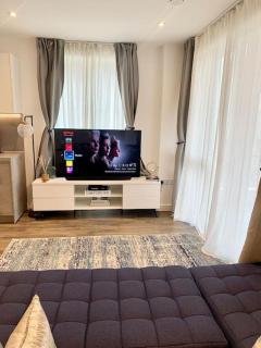 A Stylish Two Bedroom Modern Apartment with Parking - Barking - 9