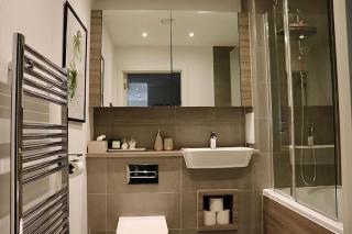 A Stylish Two Bedroom Modern Apartment with Parking - Barking - 6