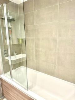 A Stylish Two Bedroom Modern Apartment with Parking - Barking - 1
