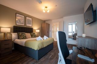 Cosy 2 Bedroom New Build Apartment in Digbeth, Birmingham City Centre - En-Suite & FREE Street Parking - Smart TV's on each Bedroom Wall - By MAEVELA Apartments - Birmingham - 4