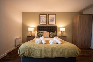 Cosy 2 Bedroom New Build Apartment in Digbeth, Birmingham City Centre - En-Suite & FREE Street Parking - Smart TV's on each Bedroom Wall - By MAEVELA Apartments - Birmingham - 2