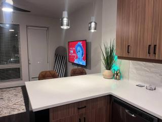 central located Modern west Midtown suite - 8