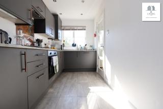 Spacious 3 Bed Home In The Heart Of Bridgend - By EKLIVING LUXE Short Lets & Serviced Accommodation - Bridgend - 3