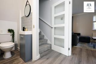Spacious 3 Bed Home In The Heart Of Bridgend - By EKLIVING LUXE Short Lets & Serviced Accommodation - Bridgend - 1