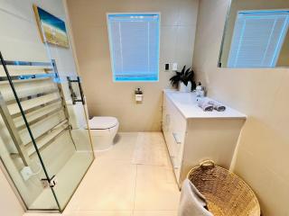 Cozy Home in Central Millwater - Auckland - 5