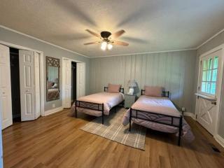Rustic Retreat Less Than 5 miles to Downtown Knox - Knoxville - 1