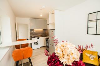 Coombe Hill 2 bedroom House & Parking - Londra - 0