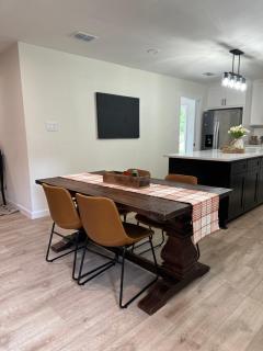 Hillside House Room 2 - Tyler - 4