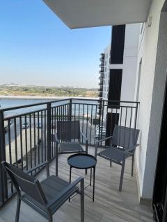 F1 - Daisy Hill 1BR Waters Edge Canal View Yas island - Theme Parks - 5