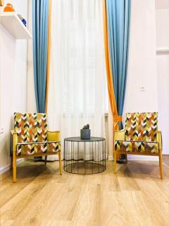 Benetton stlye - freedom in blue and organge - Budapest - 5