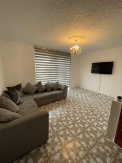 Lovely spacious 3 bedroom house with sofa bed, 30 minutes from Central London - Londres - 1