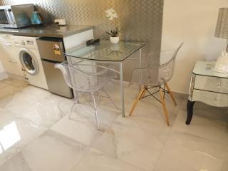 Cute comfortable, quiet studio 11 with Carpark - Auckland - 6