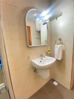 KING Double Bedroom with Private bathroom ,Shared Apartment next to bus stop! Best for tourists! - Misraħ Il-Barrieri - 7