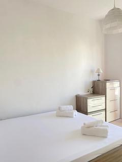 KING Double Bedroom with Private bathroom ,Shared Apartment next to bus stop! Best for tourists! - Misraħ Il-Barrieri - 1