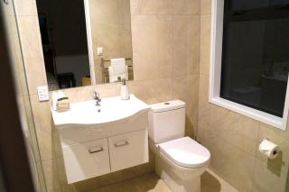 Large Group Greymouth accommodation 2 houses with 7 bedrooms 6 queens 6 single beds 5 bathrooms 5 toilets - Greymouth - 2